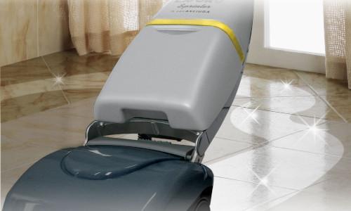 Lavor Sprinter er en kompakt gulvvaskemaskin til grundig rengjøring av mindre arealer.